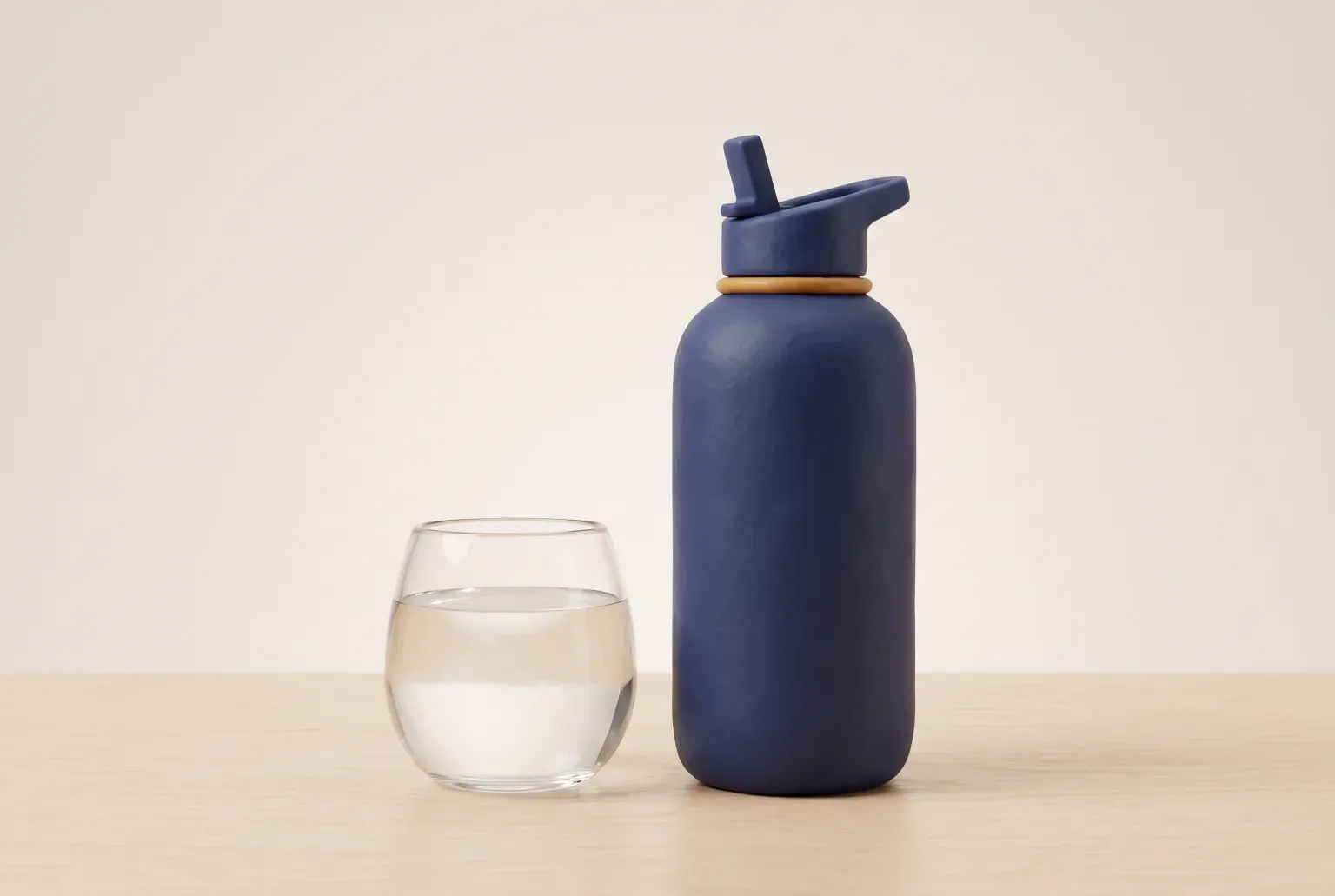 Illustration: a single navy bottle with a short straw lid and an amber ring standing on a pale wooden table beside a glass of water, drawn as a soft 3D render. Not a real product.
